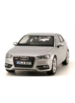 Модель автомобиля "Audi A3 (8V) 1:43", серебристый